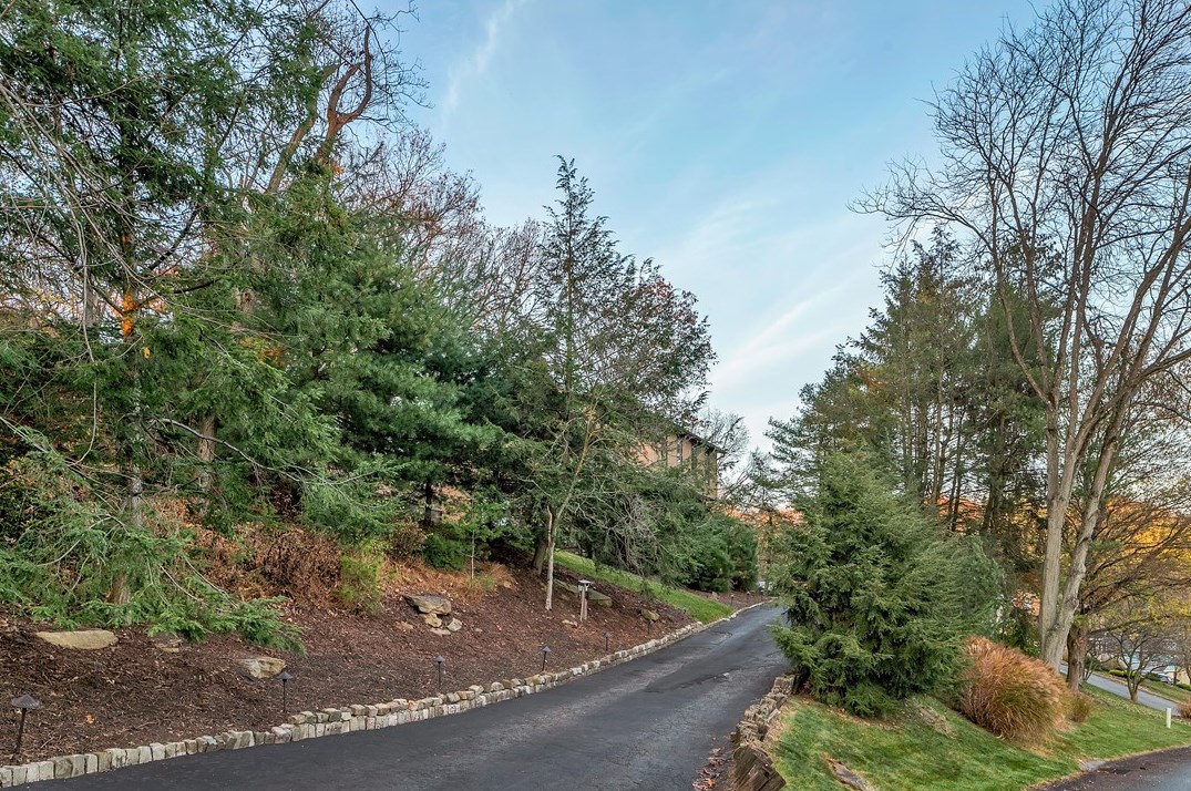 107 Shangri La Dr, Monroeville, PA 15146-2071