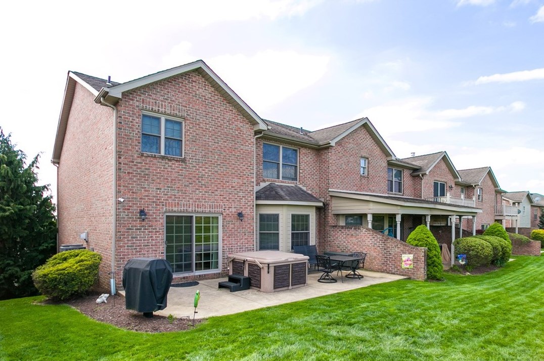 2006 Augusta Ln, Jeannette, PA 15644