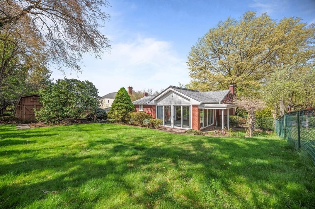 418 Englewood Dr, Pittsburgh, PA 15237-3754