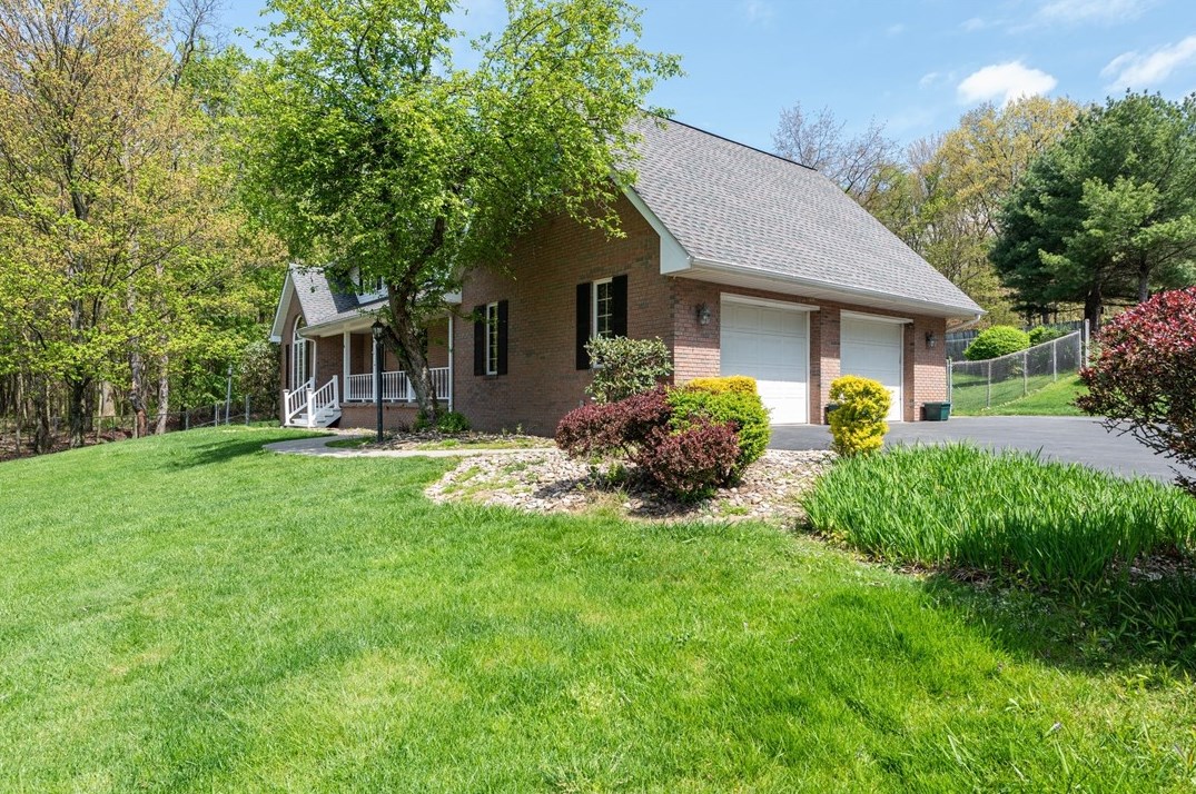 6 Sassafras Ln, Greensburg, PA 15601-9023
