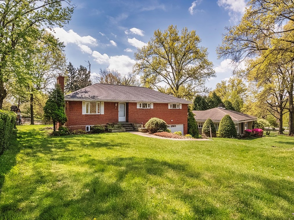 3013 Hillcrest Rd, Bethel Park, PA 15102-1209