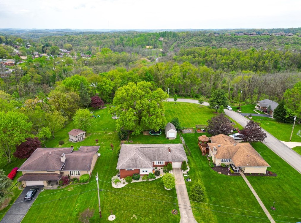 22 Dell Dr, North Huntingdon, PA 15642