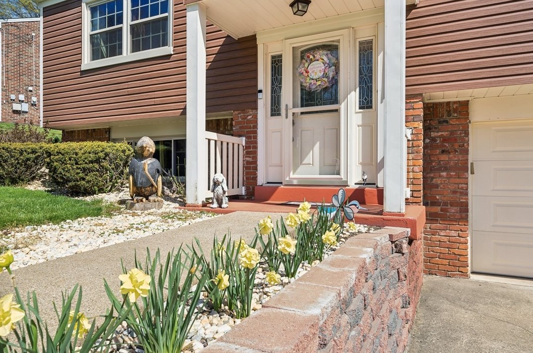 73 Ridgecrest Dr, Pittsburgh, PA 15235-4549