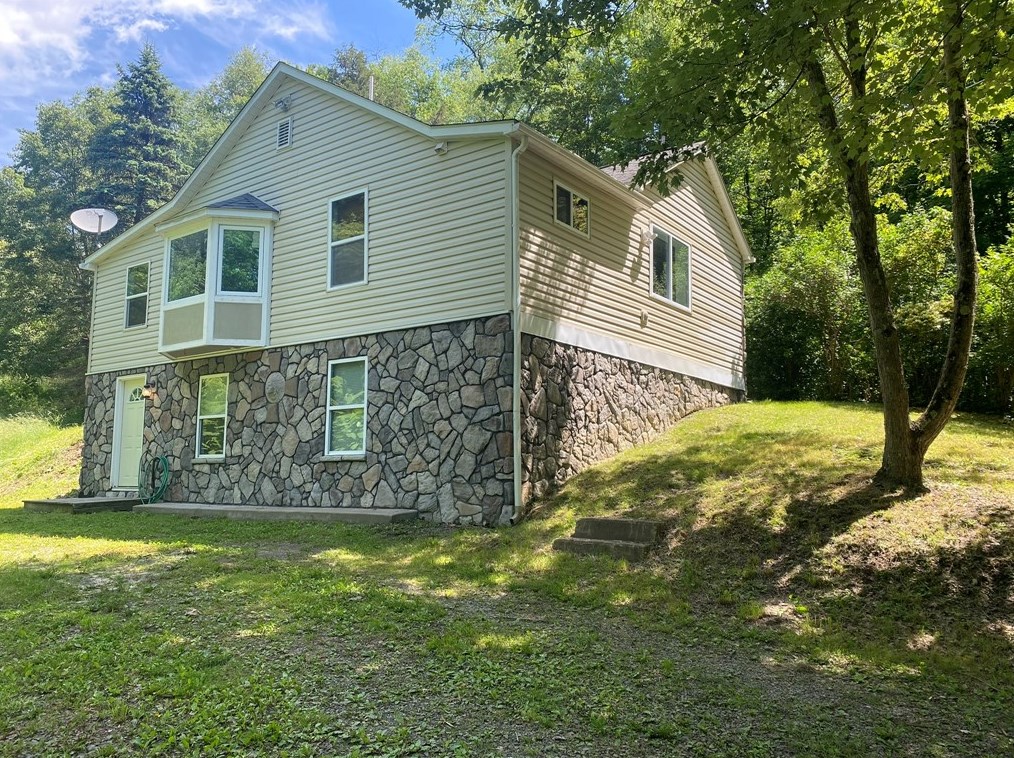 1183 Gravel Bar Rd, Vandergrift, PA 15690-2416