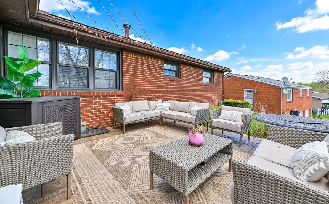 41 Chris Ct, Pittsburgh PA  15239-1107 exterior