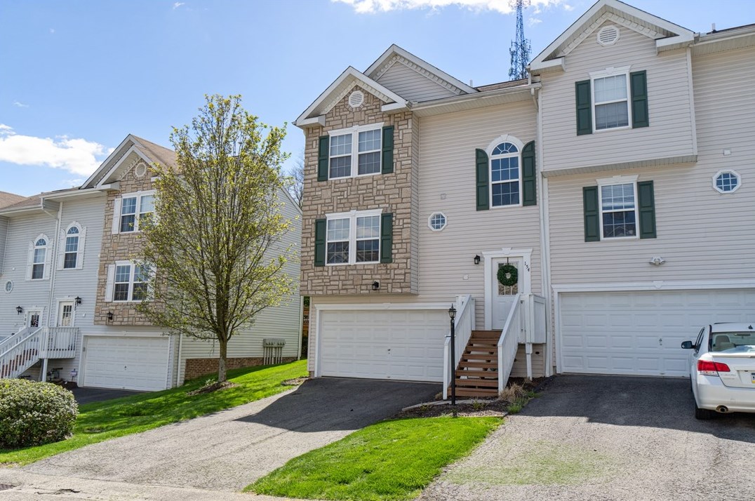 154 Mountain Dr, Collier Township, PA 15106