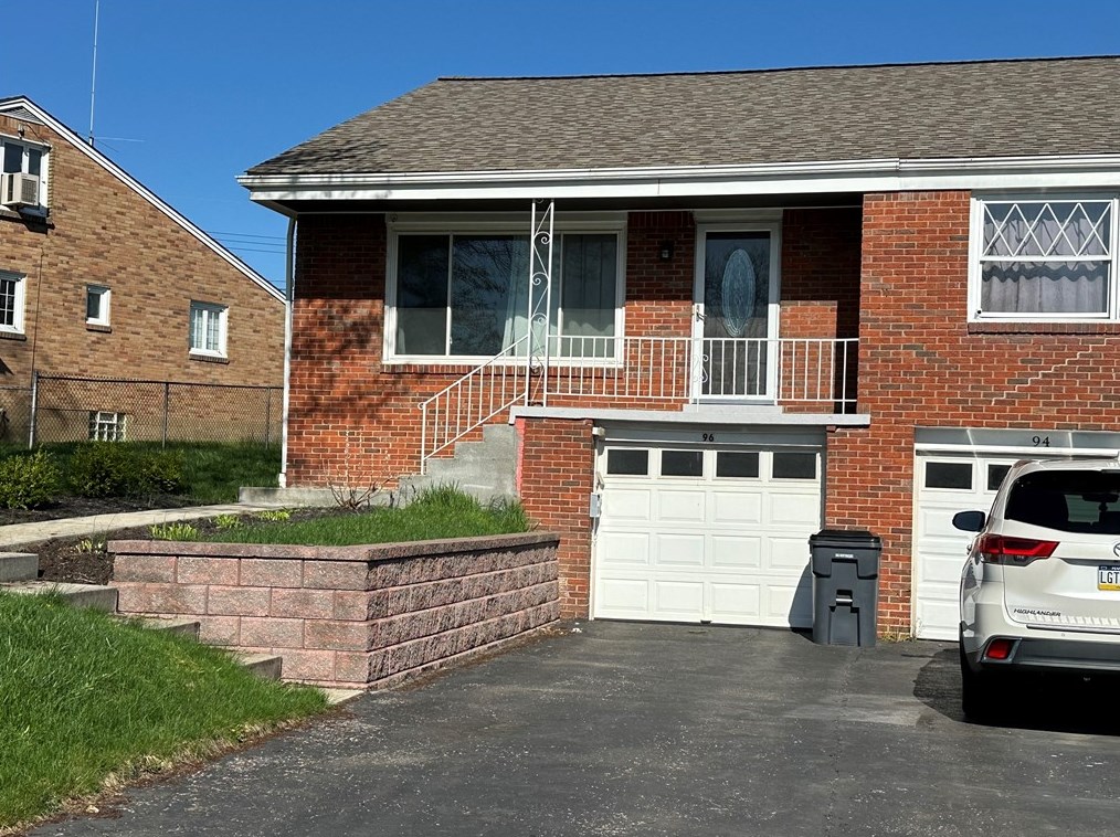 96 Greenbriar Dr, Pittsburgh, PA 15220-1815