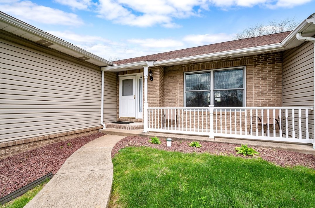 295 Holyoke Rd, Butler, PA 16001-1209