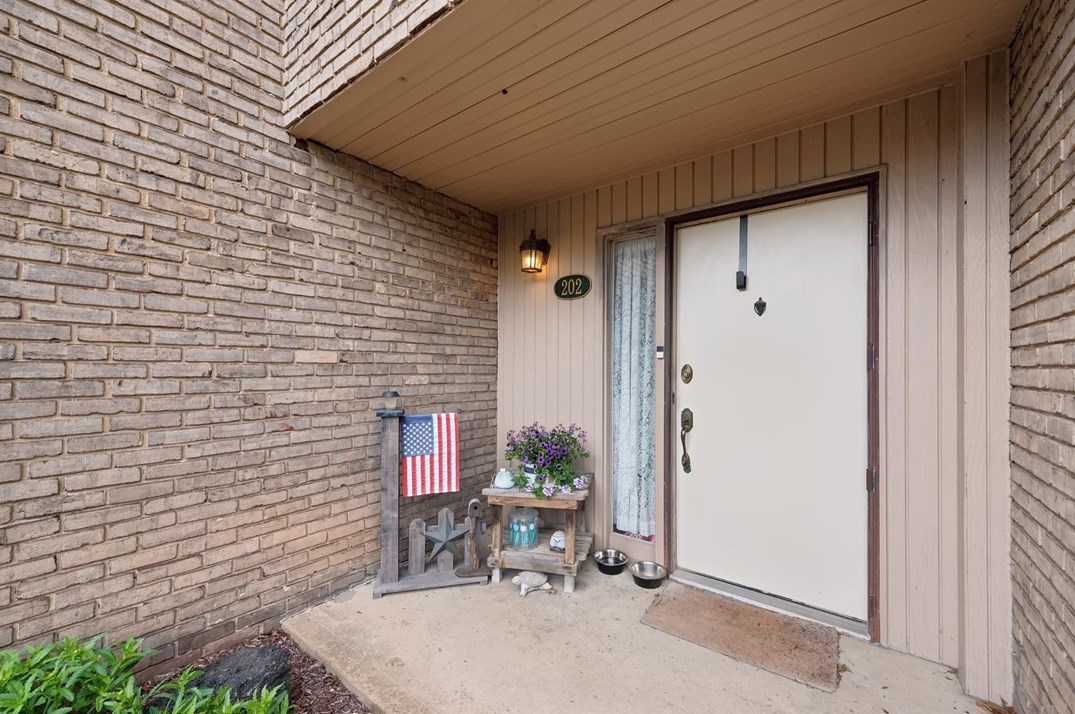 202 Georgetown Ln #202, Export, PA 15632