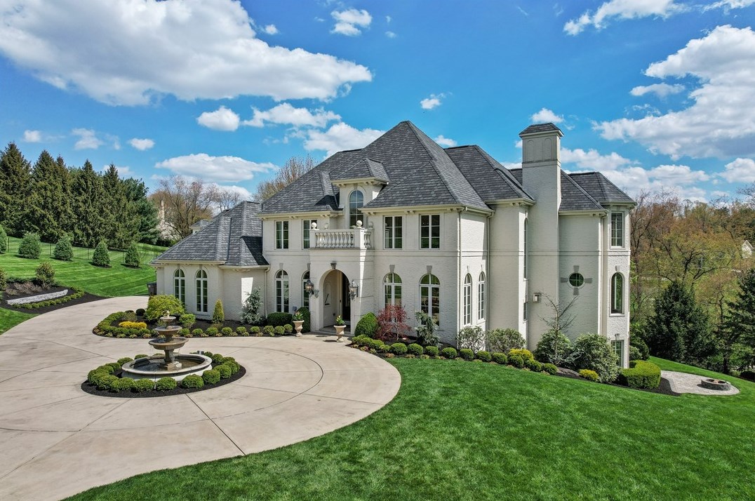108 Carriage Hill Dr, Seven Fields, PA 16046-2352