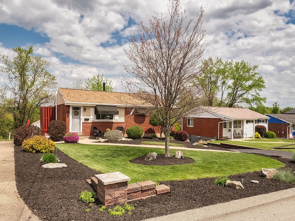 421 Presque Isle Dr, Pittsburgh, PA 15239-2603