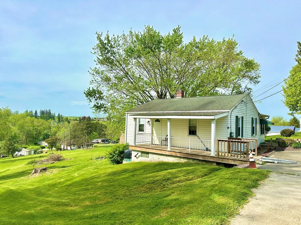 318 Muzzy Dr, Latrobe, PA 15650-5294