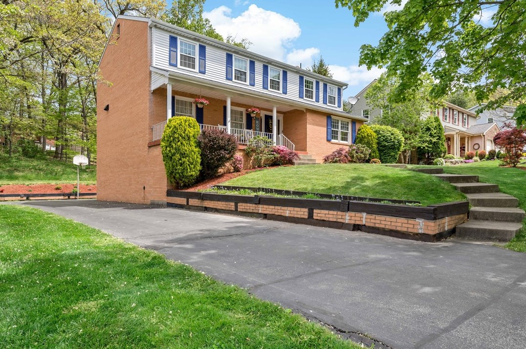 604 Parliament Dr, Moon Twp PA 15108-3276 exterior