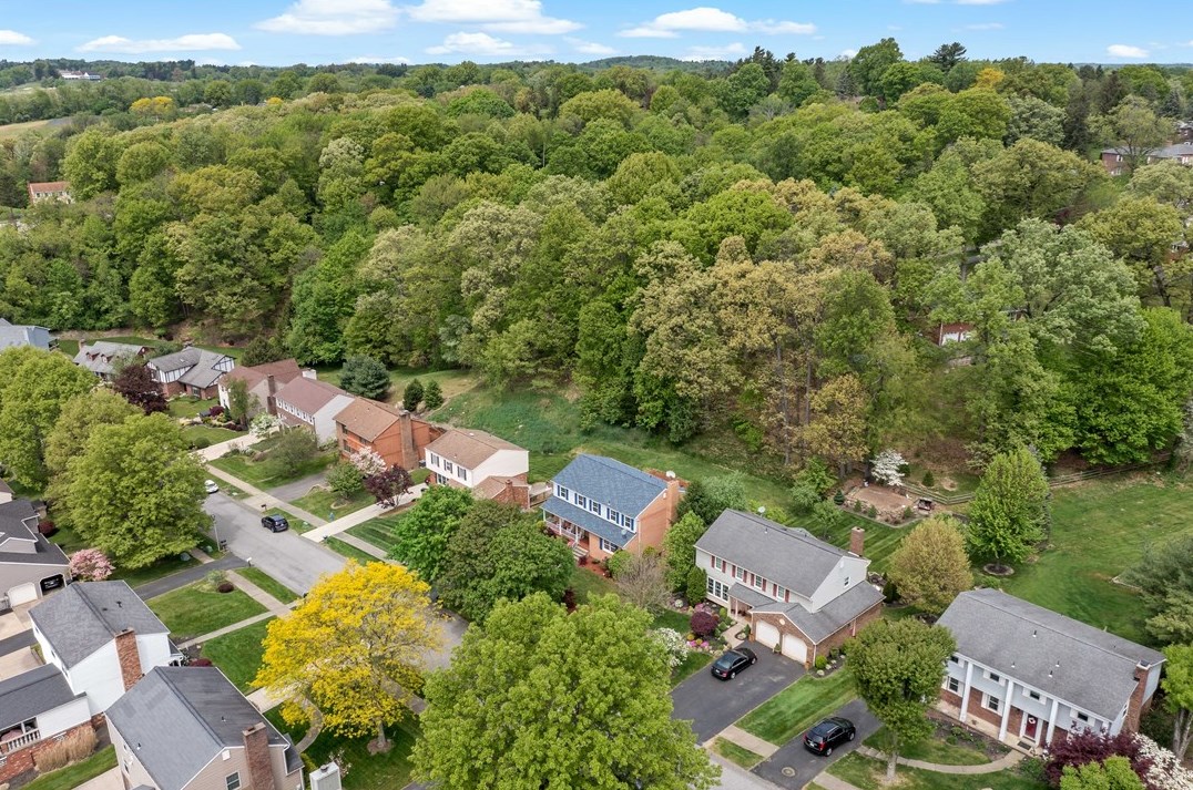 604 Parliament Dr, Moon Twp PA 15108-3276 exterior