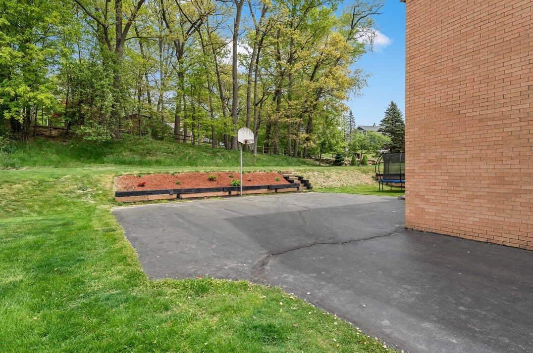 604 Parliament Dr, Moon Twp PA 15108-3276 exterior