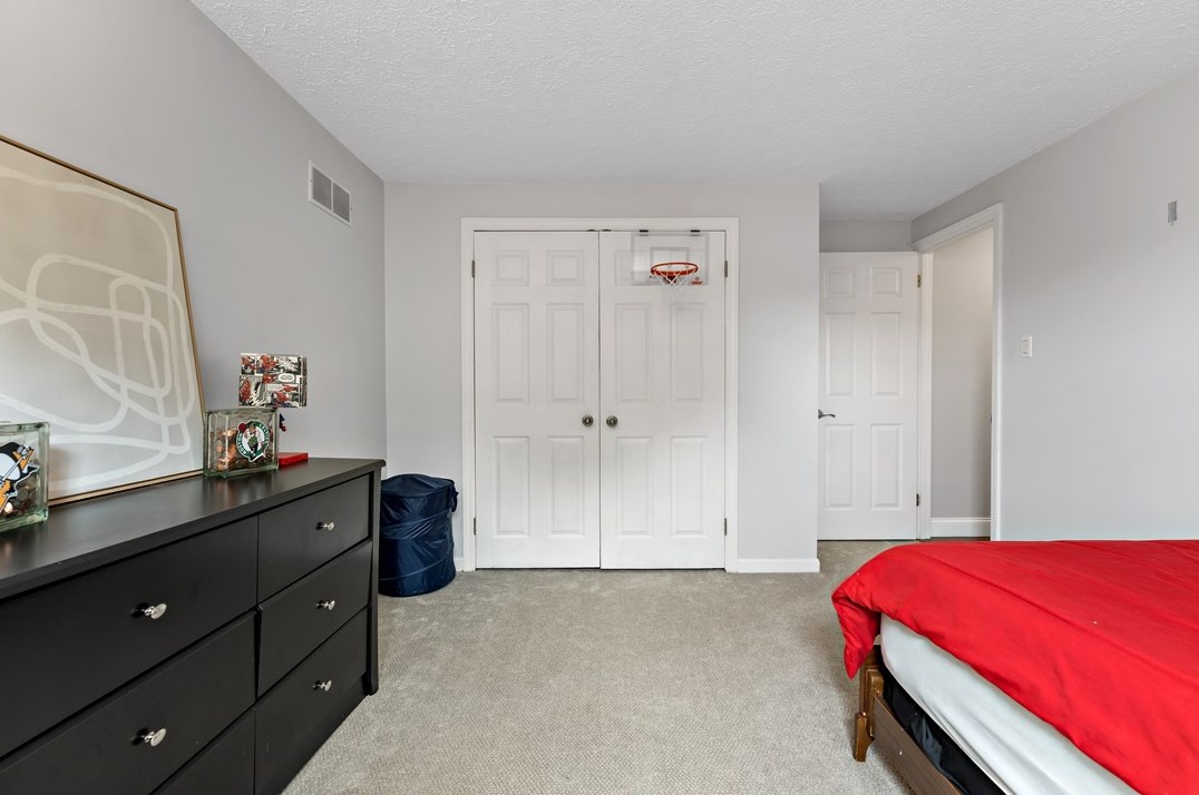 604 Parliament Dr, Moon Twp PA 15108-3276 exterior