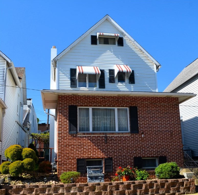 303 Elm St, Vandergrift, PA 15690-1495