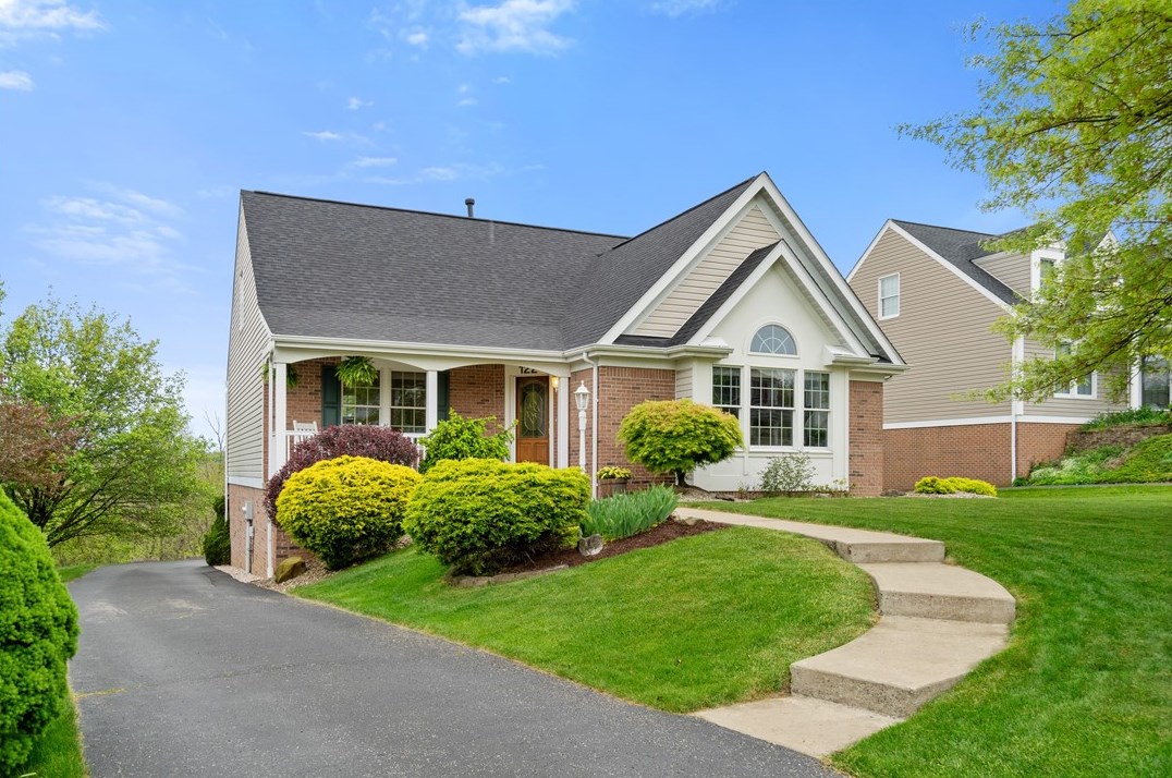 122 Amberwoods Dr, Canonsburg, PA 15317-5404