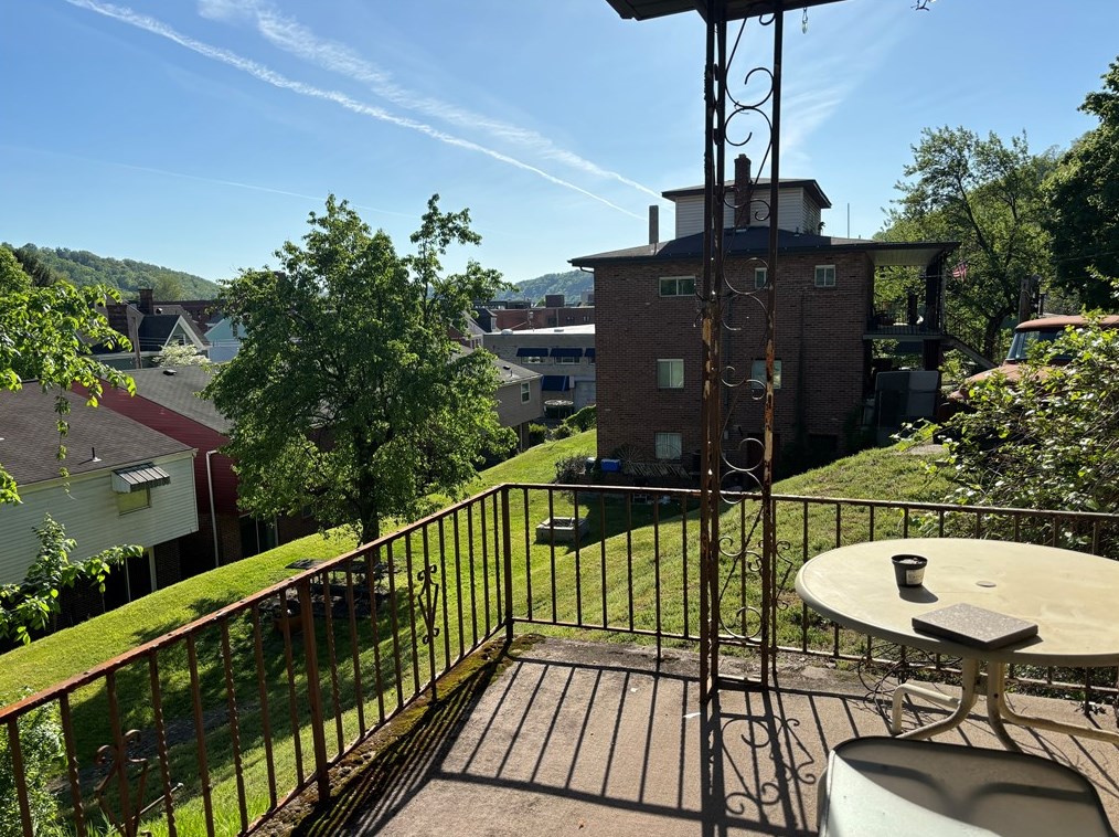 1708 Noble St, Pittsburgh PA  15215-2638 exterior