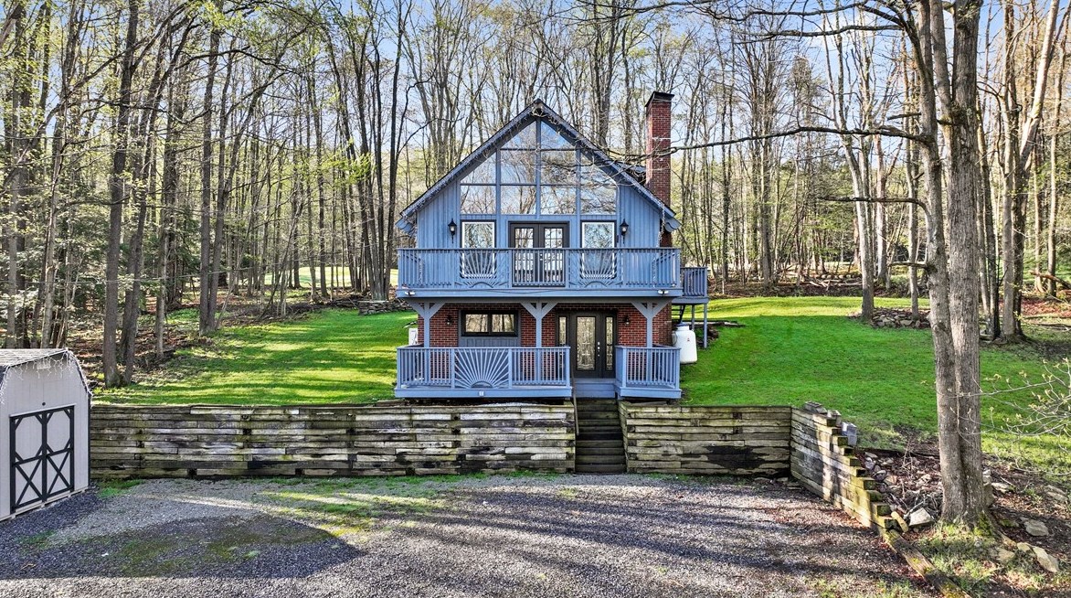 1114 Peninsula Dr, Central City, PA 15926