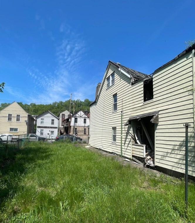 121 Watkins Ave, Wall, PA 15148-1318