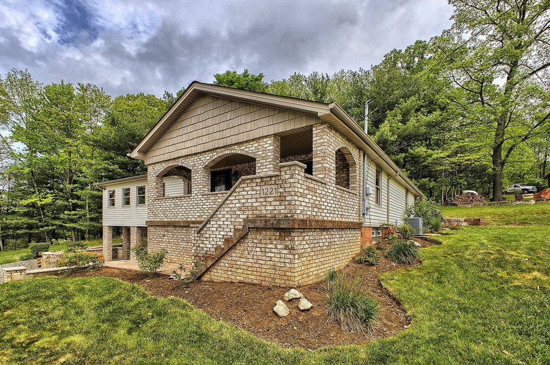 1221 Robbins Station Rd, North Huntingdon, PA 15642