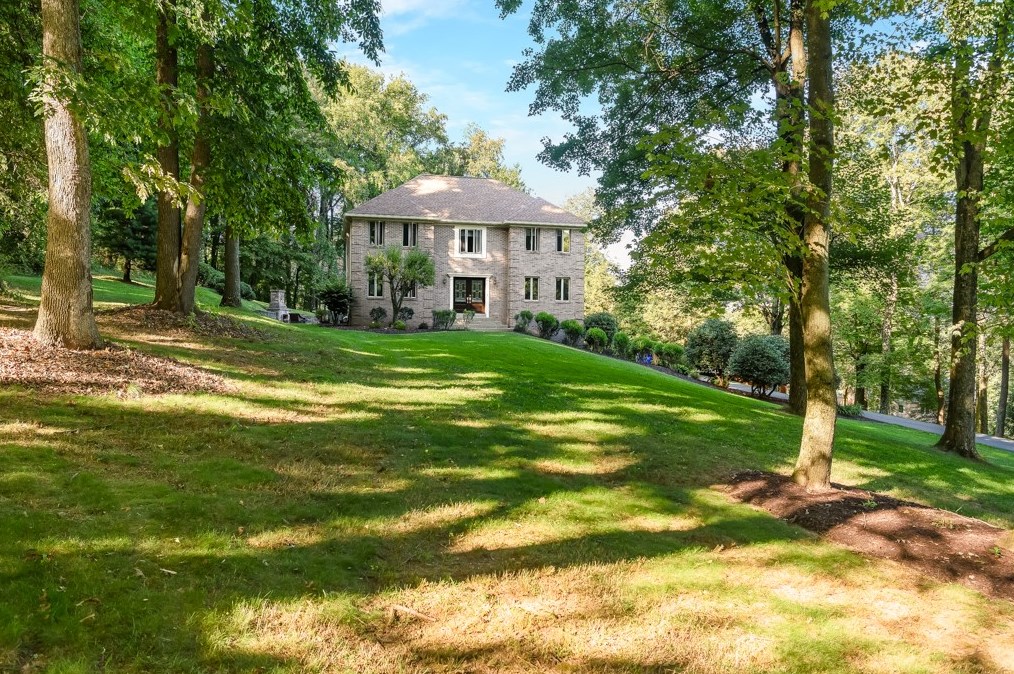 220 Glade Mill Rd, Valencia, PA 16059-2812