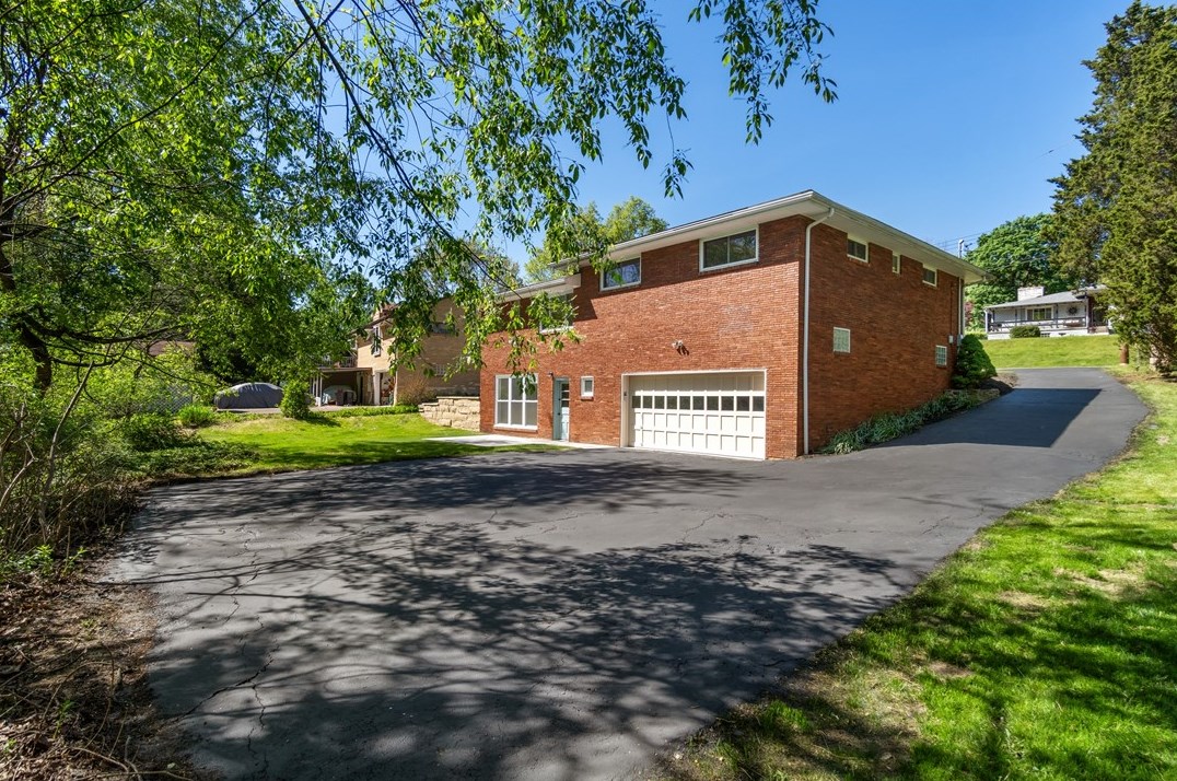 1329 Foxboro Dr, Monroeville, PA 15146