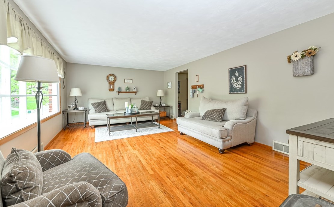 165 Mayer Dr, Pittsburgh, PA 15237