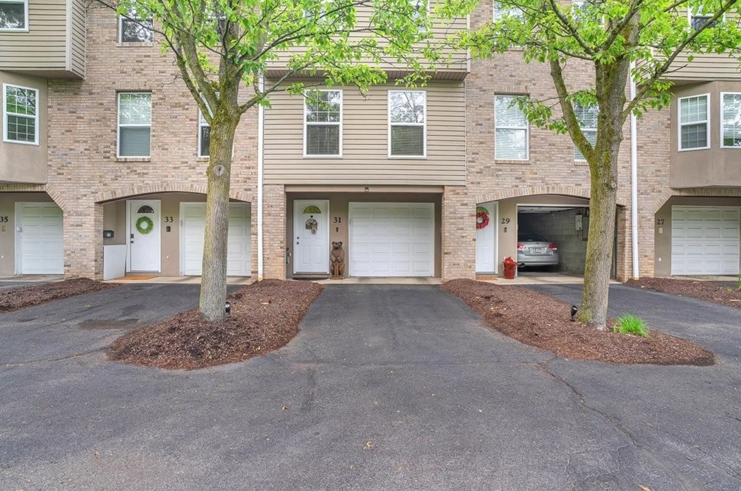 31 Run St, Collier Township, PA 15106