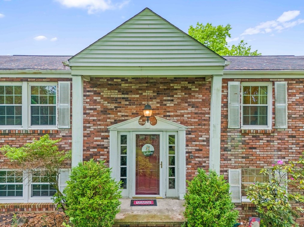 1433 Sugar Run Rd, Venetia, PA 15367-1510