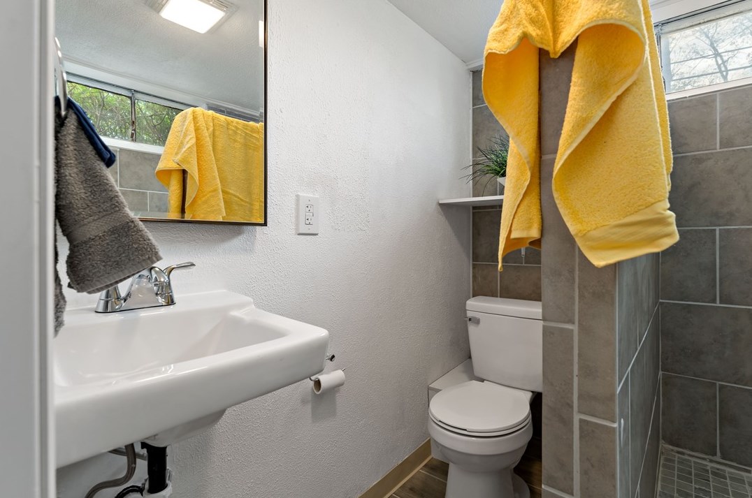 330 Cherrydell Dr, Pittsburgh PA 15220-1906 exterior