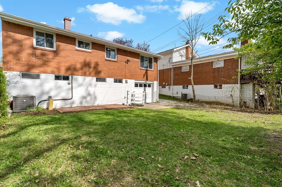 330 Cherrydell Dr, Pittsburgh PA 15220-1906 exterior