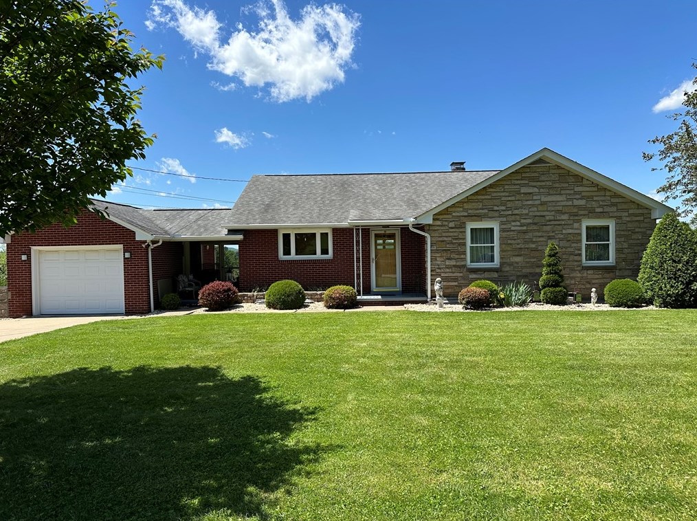 1053 Lakeview Dr, Latrobe, PA 15650-2609