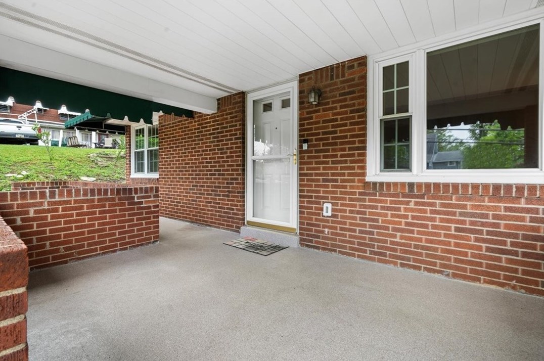 1034 Carnahan Rd, Pittsburgh, PA 15216-2902