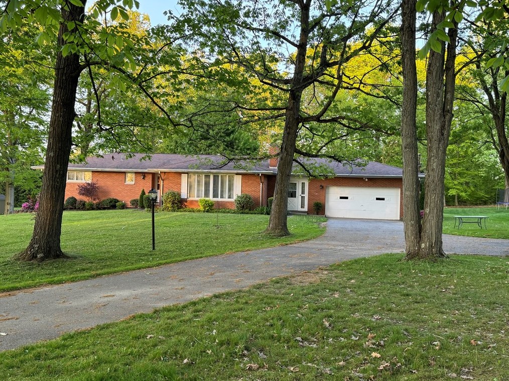 655 Christy Rd, Hermitage, PA 16148-3650