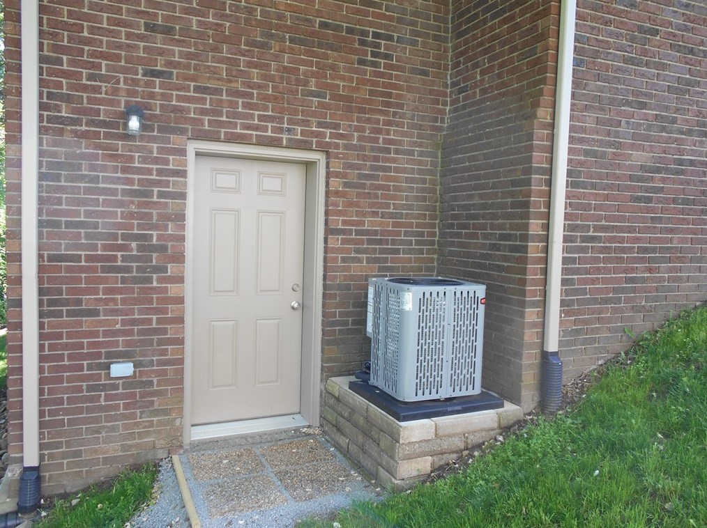 539 6th St, North Huntingdon, PA 15642-3601