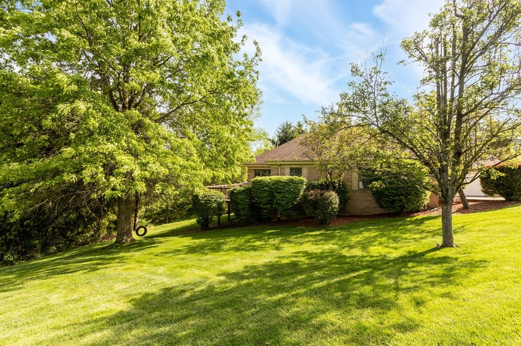 126 Crestview Mnr, Monongahela PA 15063-1102 exterior