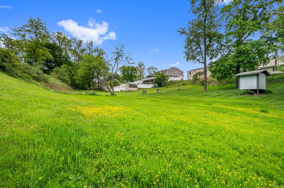 207 Norman Dr, Moon Twp PA 15108-3158 exterior