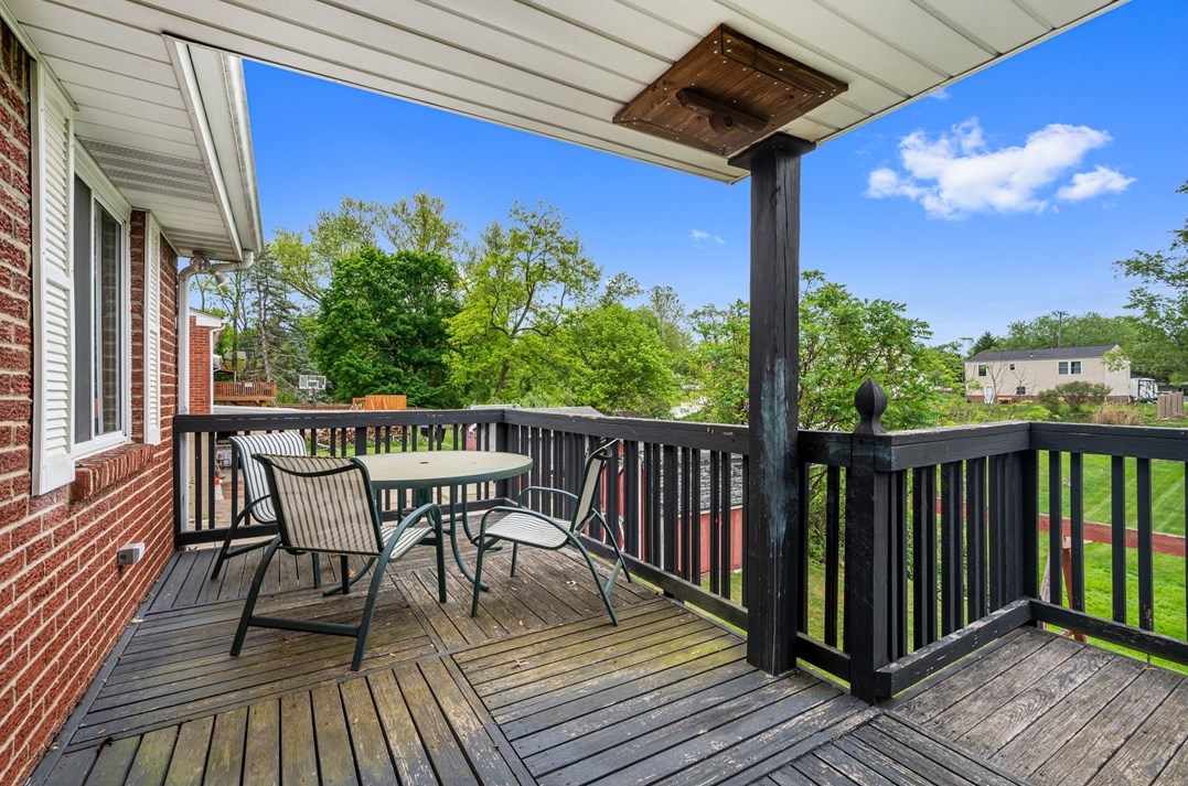 207 Norman Dr, Moon Twp PA 15108-3158 exterior