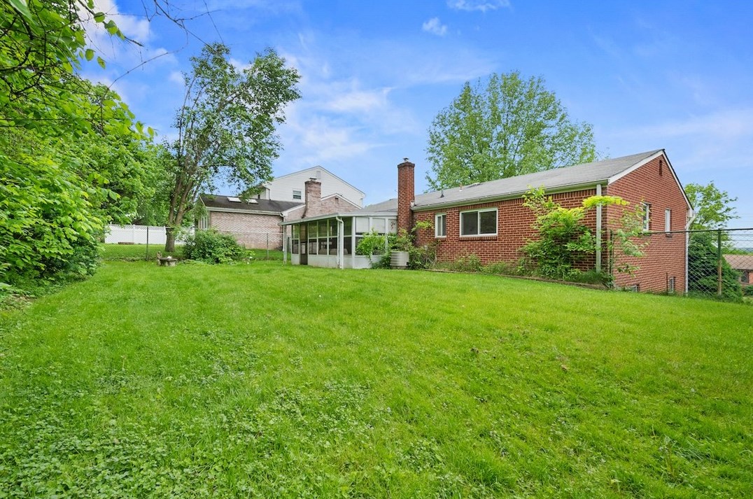 1395 Great Oak Dr, Pittsburgh, PA 15220-2013