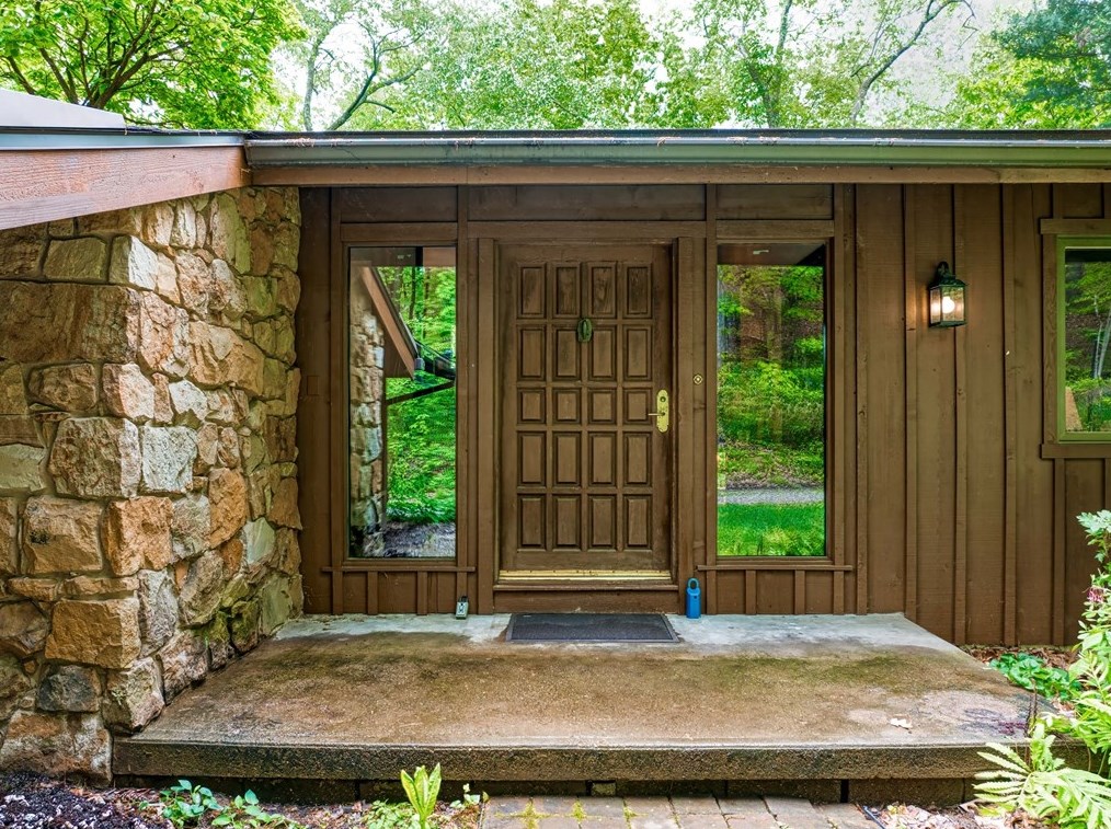 125 Tall Oaks Ln, New Kensington, PA 15068