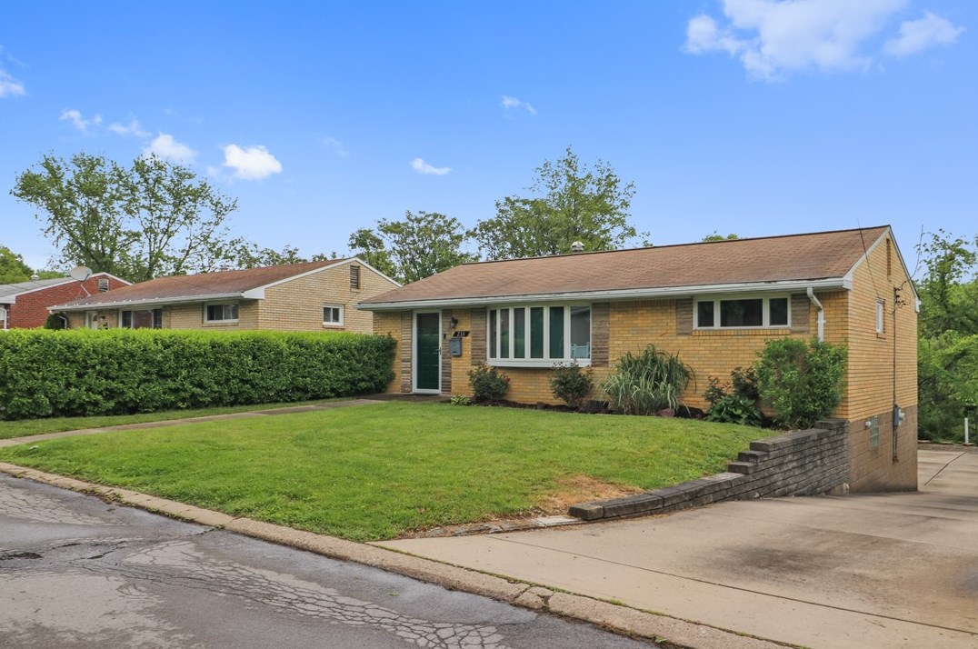 233 Skyport Rd, Pittsburgh, PA 15122