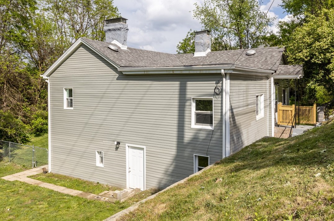 666 Grant Ave, Collier Township, PA 15106-1925