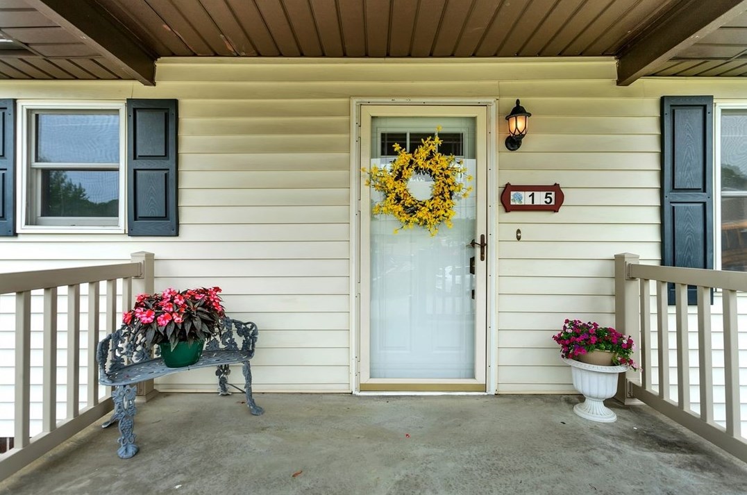 15 Sandy Dr, Jeannette, PA 15644-1061