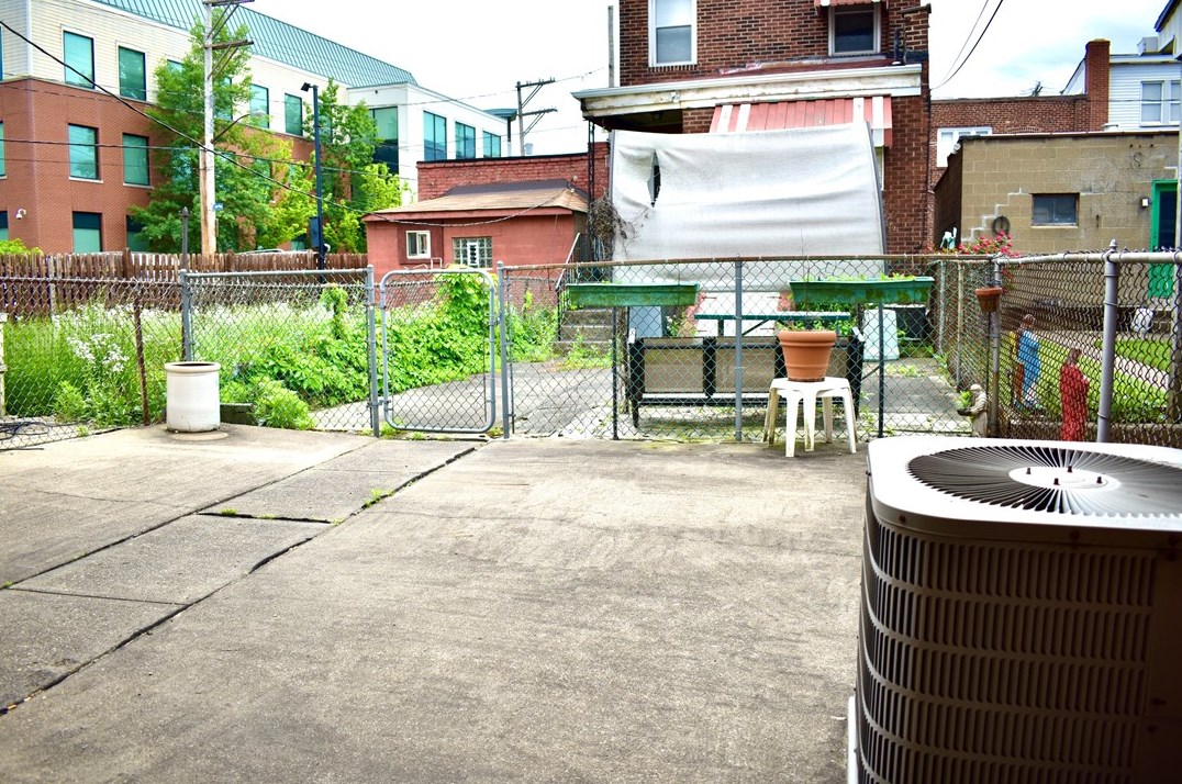 207 Pearl St, Pittsburgh PA 15224-1924 exterior