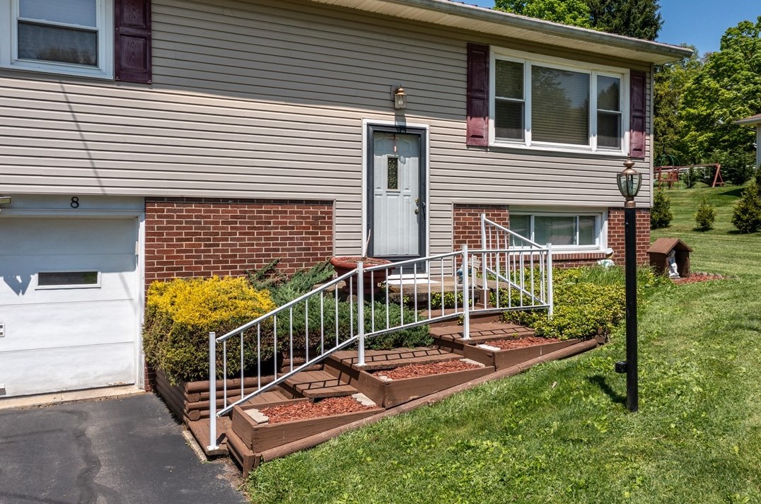 8 Webster Dr, Greenville, PA 16125-1122