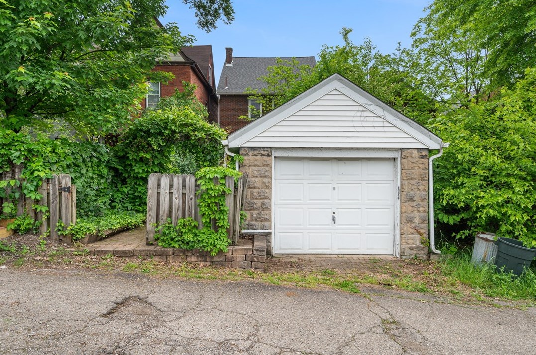 613 Kirtland St, Pittsburgh PA 15208-2826 exterior