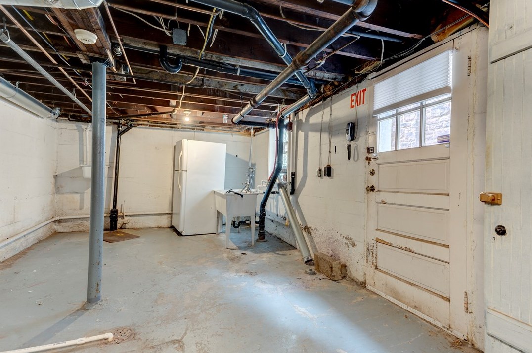 2859 Espy Ave, Pittsburgh PA 15216-2017 exterior