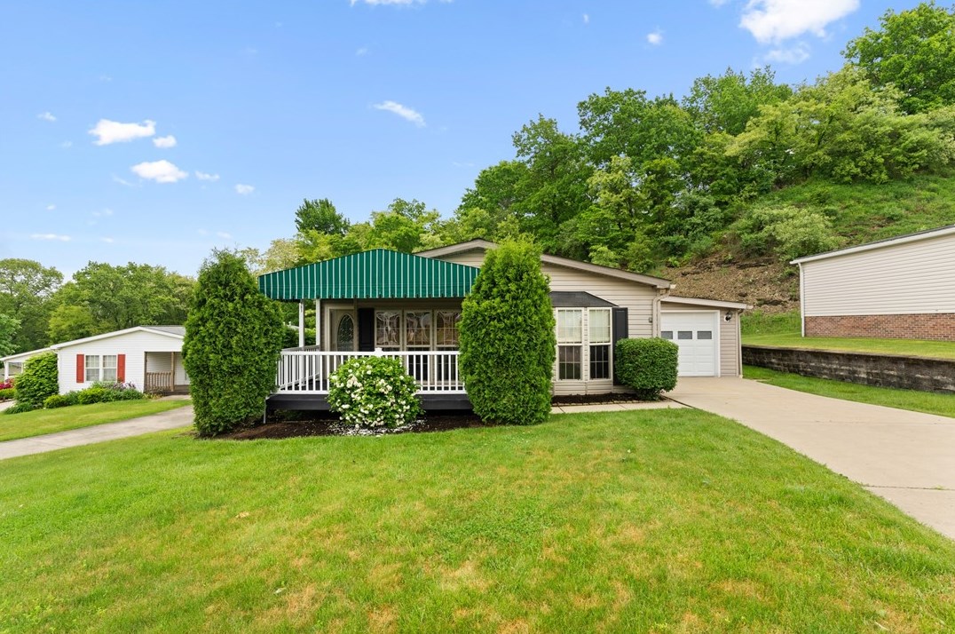181 Rock Lake Dr, Zelienople, PA 16063